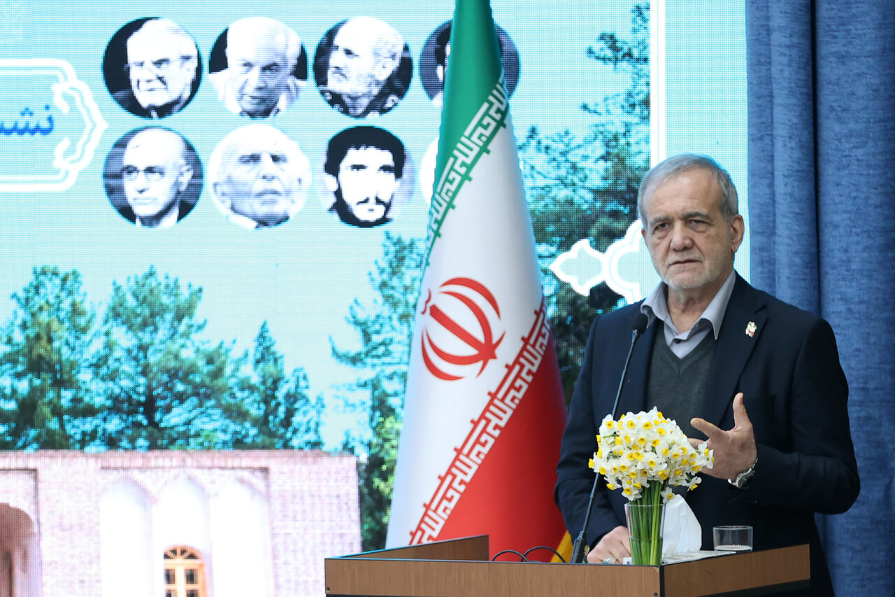 آلرژی آقای رئیس جمهور به گل‌های نرگس / حواشی سفر پزشکیان به بیرجند + تصاویر