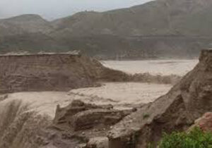 ببینید | شکسته شدن سد خاکی و ورود سیل به طولا در قشم