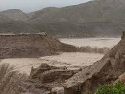 ببینید | شکسته شدن سد خاکی و ورود سیل به طولا در قشم