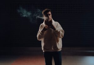 ببینید | اقدام باورنکردنی یک خواننده وسط کنسرت؛ گرفتن سیگار پرتابی با دهان!