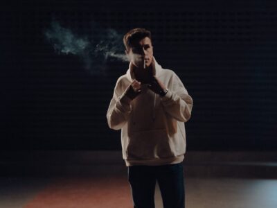 ببینید | اقدام باورنکردنی یک خواننده وسط کنسرت؛ گرفتن سیگار پرتابی با دهان!