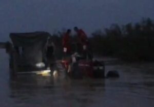 ببینید | تصاویر نفس‌گیر از گرفتار شدن راننده کامیون در سیلاب کرمان