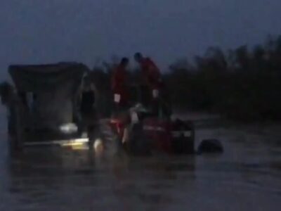 ببینید | تصاویر نفس‌گیر از گرفتار شدن راننده کامیون در سیلاب کرمان