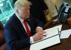 ترامپ بودجه دفاعی ۹۰۱ میلیارد دلاری آمریکا را امضا کرد / این لایحه ۶۰۰ میلیون دلار به اسرائیل اختصاص می‌دهد