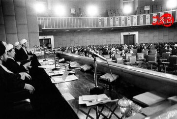 ۴۰ سال پیش جانشین رهبری چگونه معرفی شد؟ + عکس و جزئیات