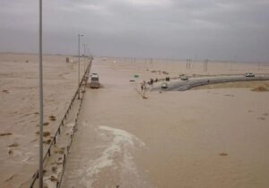 ببینید | سیلاب در جنوب کرمان؛ پل محمدآباد کلانتر از بین رفت