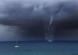 ببینید | گردباد دریایی نادر در شمال راس الخیمه