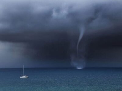 ببینید | گردباد دریایی نادر در شمال راس الخیمه