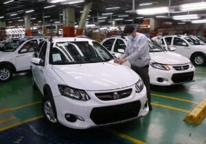 کف قیمت خودرو به ۷۰۰ میلیون رسید/ فرزانه: خودرو به‌طور میانگین ۳۵ درصد از نرخ دلار عقب مانده است