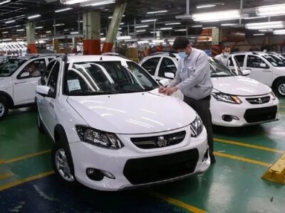 کف قیمت خودرو به ۷۰۰ میلیون رسید/ فرزانه: خودرو بهطور میانگین ۳۵ درصد از نرخ دلار عقب مانده است