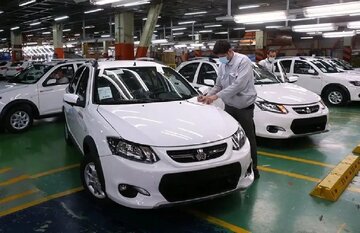 کف قیمت خودرو به ۷۰۰ میلیون رسید/ فرزانه: خودرو به‌طور میانگین ۳۵ درصد از نرخ دلار عقب مانده است