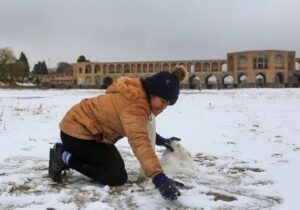 ببینید | برف‌بازی مردم اصفهان در زاینده‌رودِ بی‌آب!
