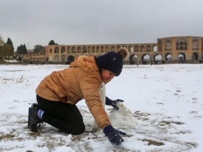 ببینید | برف‌بازی مردم اصفهان در زاینده‌رودِ بی‌آب!