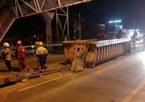 ببینید | لحظه نشست جاده و سقوط کامیون هنگام عبور از پل در محور سیریک-جاسک