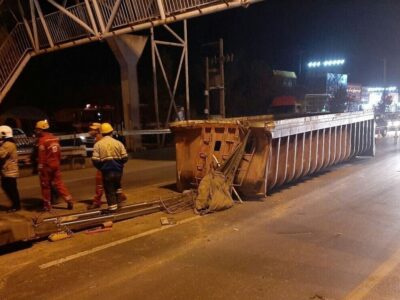 ببینید | لحظه نشست جاده و سقوط کامیون هنگام عبور از پل در محور سیریک-جاسک