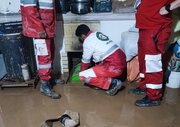 عکس | غش کردن از خستگی روی پیاده‌رو؛ تصویری معنادار از امدادگران پس از ۱۰ ساعت عملیات بدون وقفه در جریان امدادرسانی به مناطق سیل‌زده کرمان