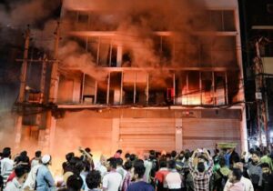 ببینید | آشوب در پایتخت بنگلادش؛ ساختمان یک روزنامه به آتش کشیده شد