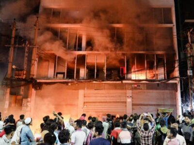 ببینید | آشوب در پایتخت بنگلادش؛ ساختمان یک روزنامه به آتش کشیده شد