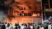ببینید | آشوب در پایتخت بنگلادش؛ ساختمان یک روزنامه به آتش کشیده شد