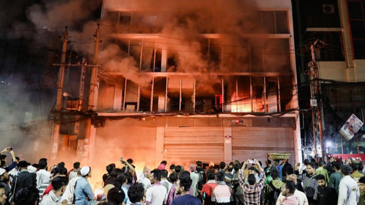 ببینید | آشوب در پایتخت بنگلادش؛ ساختمان یک روزنامه به آتش کشیده شد
