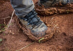 ببینید | اقدام تحسینبرانگیز یک پیرمرد با کفش گلآلود هنگام ورود به فروشگاه