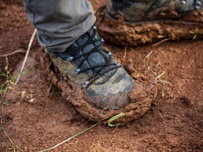 ببینید | اقدام تحسینبرانگیز یک پیرمرد با کفش گلآلود هنگام ورود به فروشگاه