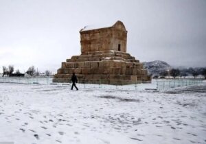ببینید | آرامگاه کوروش در آستانه شب یلدا سفیدپوش شد