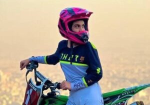 ببینید | مسابقه عجیب موتورسواری بانوان در کرمانشاه با تعداد زیادی مصدوم!