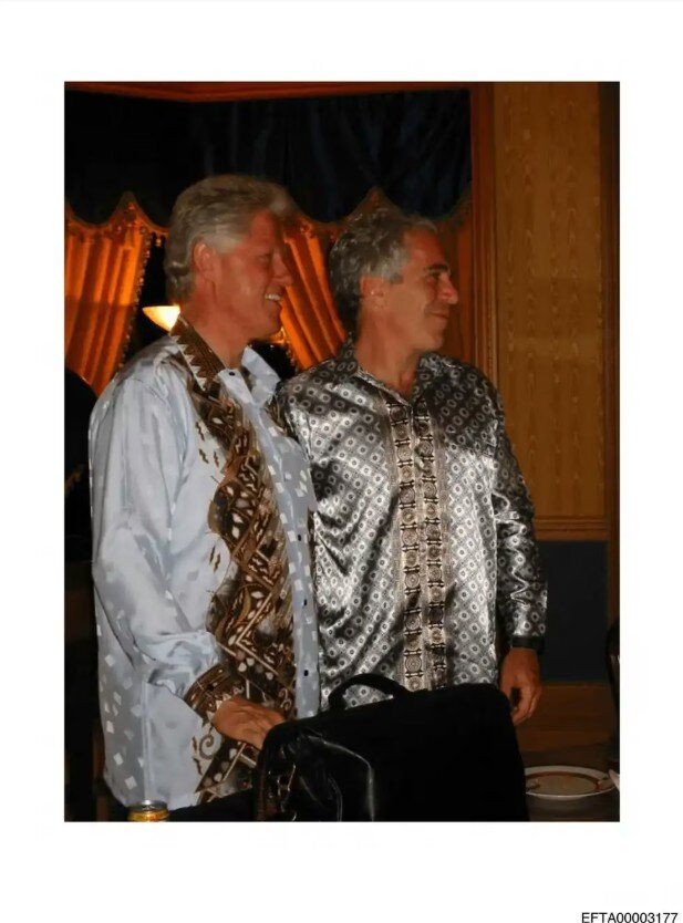 انتشار اسناد اپستین؛ کلینتون در استخر ترامپ روی اسناد سیاه/ عکس