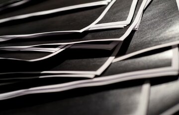 انتشار اسناد مجرم جنسی آمریکا؛ کلینتون در استخر ترامپ روی اسناد سیاه/ عکس