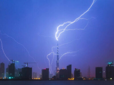 ببینید | برخورد صاعقه به آسمان خراش برج خلیفه در دبی