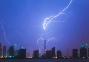 ببینید | اولین تصاویر از محل برخورد صاعقه به منبع توزیغ برق در چهارمحال‌وبختیاری