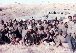 با دستم به سنگهای اطرافم چنگ میزدم تا آنها را دور سر چیده و از ترکشهای سرگردان خود را حفظ کنم