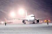 ببینید | فرود ایمن خلبان در هوای برفی فرودگاه مشهد
