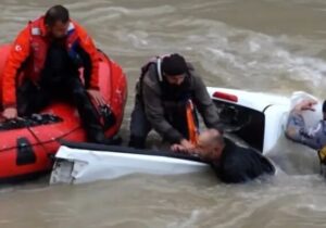 ببینید | لحظات نفس‌گیر نجات سرنشینان خودرو از سیل طبس