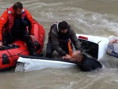 ببینید | لحظات نفس‌گیر نجات سرنشینان خودرو از سیل طبس
