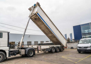 ببینید | تریلی‌های جک‌دار راه‌حل خلاقانه برای اثاث‌کشی در شهرهای شلوغ