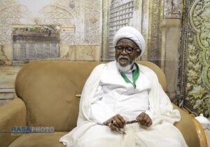 تصاویری از حضور رهبر شیعیان نیجریه در حرم حضرت معصومه(س)/ زیارت خوانی شیخ کنار ضریح