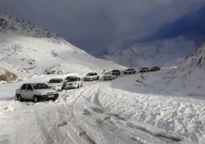 ببینید | رانندگی کودک خردسال در جاده برفی هراز!