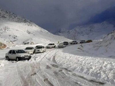 ببینید | رانندگی کودک خردسال در جاده برفی هراز!