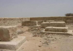 ببینید | وضعیت تلخ قبرستان لافت قشم پس از بارندگی‌های اخیر