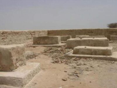 ببینید | وضعیت تلخ قبرستان لافت قشم پس از بارندگی‌های اخیر