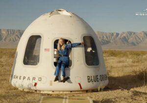 در یک رویداد تاریخی،‌ مهندس زن معلول فضانورد شد