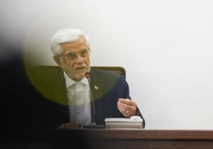 حمایت روزنامه دولت از معاون اول رئیس جمهور در برابر حملات تندروها / مقام دولتی از اظهارنظر صریح درباره دوتابعیتی بودن فرزند عارف خودداری کرد