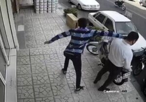 ببینید | سـرقت گوشی آیـفون از یک دختر جوان در محله خانی‌آباد نو