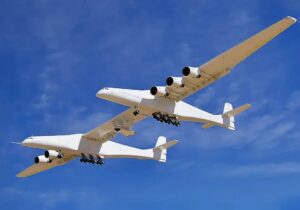 هواپیمای غول‌پیکر که با بشقاب‌پرنده اشتباه گرفته شد / «رُخ» را ببینید /  عکس