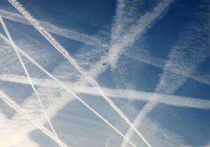 خطوط مرموز در آسمان تهران / رد موشک یا هواپیما؟