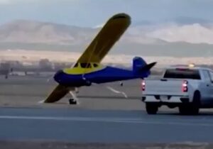 ببینید | باد، یک هواپیما را در آمریکا واژگون کرد