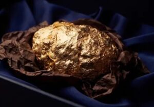 از تخم شکلاتی، آیفون طلا بیرون آمد / عکس