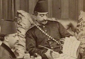 خاطرات ناصرالدینشاه: . امینالسلطان را فرستادم طول و عرض و ارتفاع طاق کسری را با طناب ذرع کند